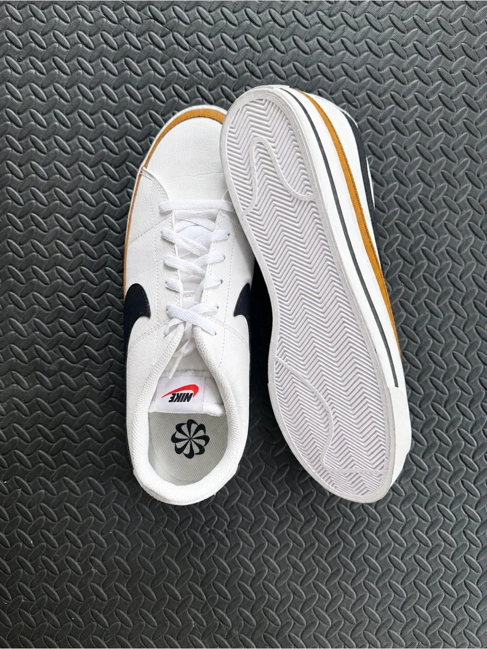 Nike classic low